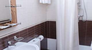 Гостиница Гостевой Дом Топаз Адлер Двухместный номер «Комфорт» с 1 кроватью или 2 отдельными кроватями-4