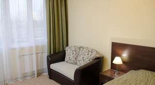 Гостиница Гостевой Дом Топаз Адлер Улучшенный двухместный номер с 1 кроватью или 2 отдельными кроватями и диваном-4