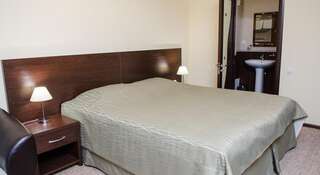 Гостиница Гостевой Дом Топаз Адлер Улучшенный двухместный номер с 1 кроватью или 2 отдельными кроватями и диваном-1